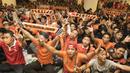 The Jakmania, bernyanyi mendukung Persija saat menghadapi Arema Cronus di Hotel Royal Regal, Jakarta, Sabtu (28/11/2015). (Bola.com/Vitalis Yogi Trisna)