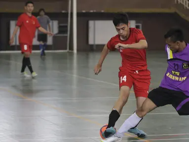Para pemain beraksi pada Kejuaraan Futsal Tuna Rungu di Lapangan Futsal GOR Ciracas, Jakarta, Sabtu (7/11/2015). Kegiatan itu dilakukan dalam rangka memperingati Hari Sumpah Pemuda. (Bola.com/Vitalis Yogi Trisna)