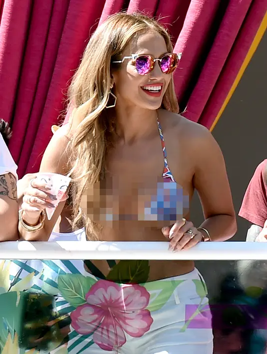 Penyanyi Jennifer Lopez terlihat tersenyum saat menghadiri acara "Karnaval Del Sol" pesta kolam renang di Drai Beach Club - Nightclub di The Cromwell Las Vegas pada 29 Mei 2016. (Ethan Miller/Getty Images/AFP)