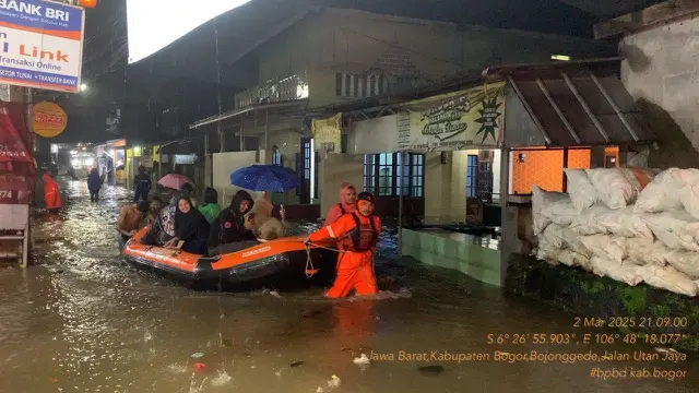 Hujan deras yang mengguyur Kabupaten Bogor pada Minggu malam, 2 Maret 2025 menyebabkan Sungai Cimanceri meluap dan mengakibatkan banjir di beberapa wilaya