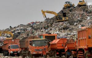 Antrean truk sampah dari Jakarta saat akan menurunkan muatan di TPST Bantar Gebang, Bekasi, Jawa Barat, Senin (18/3). Jumlah sampah yang masuk TPST Bantar Gebang mencapai 7.400 ton per hari. (merdeka.com/Arie Basuki)