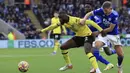 Pemain Chelsea Antonio Rudiger (kiri) berduel memperebutkan bola dengan pemain Leicester City Marc Albrighton pada pertandingan sepak bola Liga Inggris di King Power Stadium, Leicester, Inggris, 20 November 2021. Chelsea menang 3-0. (AP Photo/Leila Coker)