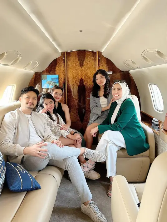Melihat harmonisnya Angga Wijaya dan istri baru, tak sedikit netizen yang mendoakan keduanya langgeng dan selalu bahagia. (Liputan6.com/IG/@anggawijaya88)