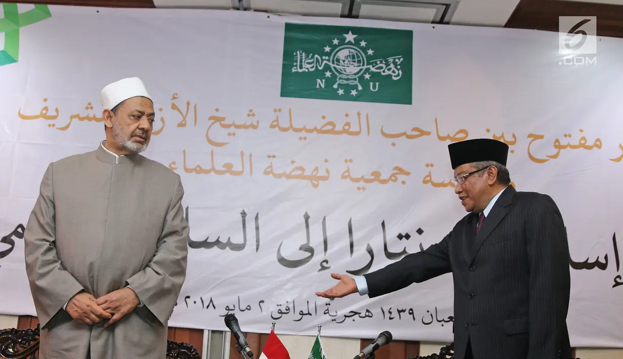 Ketum PBNU, Said Aqil Siradj menerima kunjungan Grand Syeikh Al Azhar Mesir Ahmad Muhammad Ath-Thayeb  di gedung PBNU, Jakarta, Rabu (2/5). Pertemuan berdiskusi mengenai Islam Nusantara dengan para kiai dan pengurus PBNU . (Liputan6.com/Herman Zakharia)