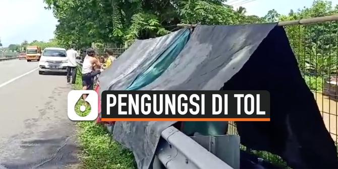 VIDEO: Puluhan Korban Banjir Bangun Tenda Pengungsian di Pinggir Tol Jakarta-Merak