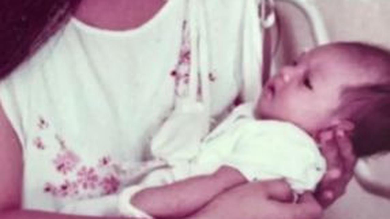Ini adalah momen indah masa kecil Farah Quinn bersama ibunya yang berjasa. Bakat kuliner Farah tidak lain adalah warisan dari sang ibu, Nyayu Rachmawaty.