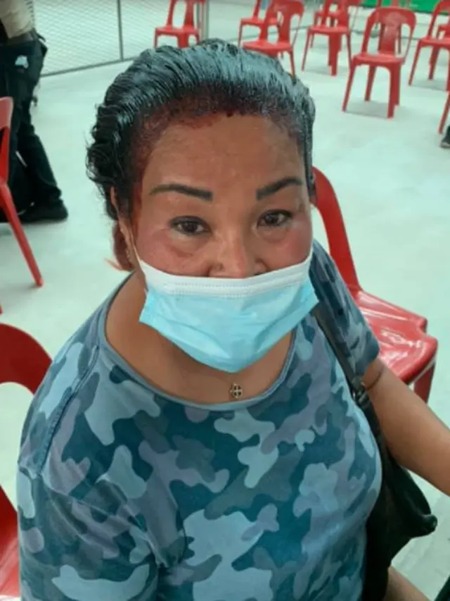 Bikin Ngakak, Ibu Ini Buru-Buru ke Tempat Vaksinasi Covid dengan Rambut Baru Dicat Separuh