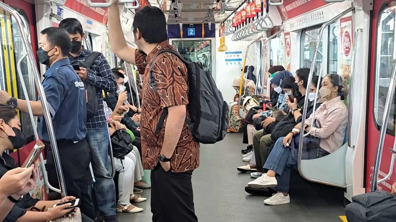 Penumpang masih banyak yang menggunakan masker di MRT Jakarta, meski sudah diperbolehkan melepasnya, Senin (12/6/2023).