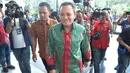Politikus Partai Demokrat Khatibul Umam Wiranu tiba di gedung KPK, Jakarta, Jumat (7/7). Khatibul tiba lebih dulu dari politikus Partai Demokrat, Jafar Hafsah sekitar pukul 10.49 WIB dan langsung masuk ke dalam gedung. (Liputan6.com/Helmi Afandi)