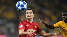 Bek Manchester United, Diogo Dalot berebut bola dengan striker Young Boys, Roger Assale selama pertandingan grup H Liga Champions di The Stade de Suisse di Bern (19/9). Dalot menjalani debutnya dengan MU di pertandingan ini.  (AFP Photo/Fabrice Coffrini)