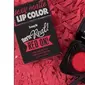 Tanpa perlu susah payah mencari warna yang tepat, Benefit menghadirkan rona lipstik merah yang sesuai dengan semua warna kulit. (Foto: ISTIMEWA)