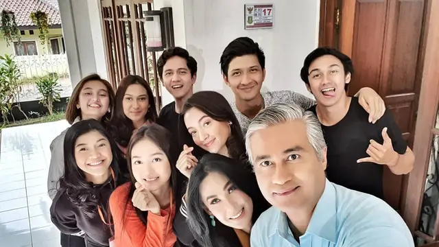 Pamit dari Sinetron, Ini 6 Potret Kebersamaan Aditya Zoni dan Pemain Cinta Karena Cinta