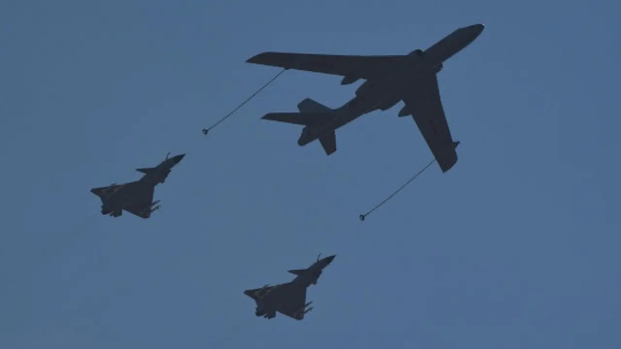 Manuver indah pesawat tempur hiasi parade militer China