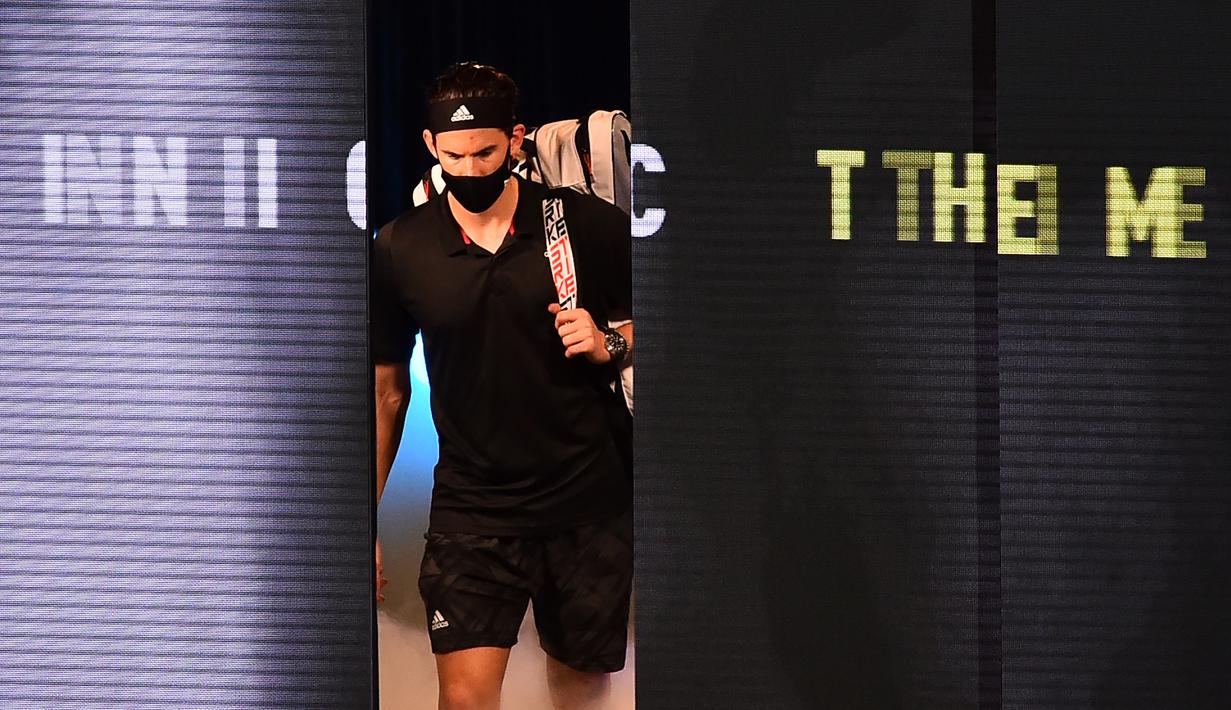 Petenis Austria, Dominic Thiem, memasuki lapangan untuk berhadapan dengan petenis Rusia, Daniil Medvedev dalam partai final tunggal putra Turnamen Tenis ATP Finals 2020 di O2 Arena, London, Inggris, Minggu (22/11/2020). Dominic Thiem kalah dengan skor 6-4, 6-7 (2), 4-6. (AFP/Glyn Kirk)