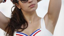 Suporter cantik Prancis dengan balutan baju bermotif bendera negaranya hadir memberikan semangat saat Prancis melawan Jerman pada semifinal Piala Eropa 2016 di Stade Velodrome, Marseille, Prancis, ( 7/7/2016). (REUTERS/Darren Staples)