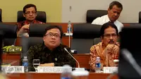 (Ki-ka) Menkeu Bambang Brodjonegoro dan Menteri PPN Sofyan Jalil saat Rapat Kerja di Senayan, Jakarta, Kamis (15/10/2015). Pemerintah mengurangi alokasi belanja daerah untuk kedua kalinya pada RAPBN 2016 sebesar 0,51 persen. (Liputan6.com/JohanTallo)