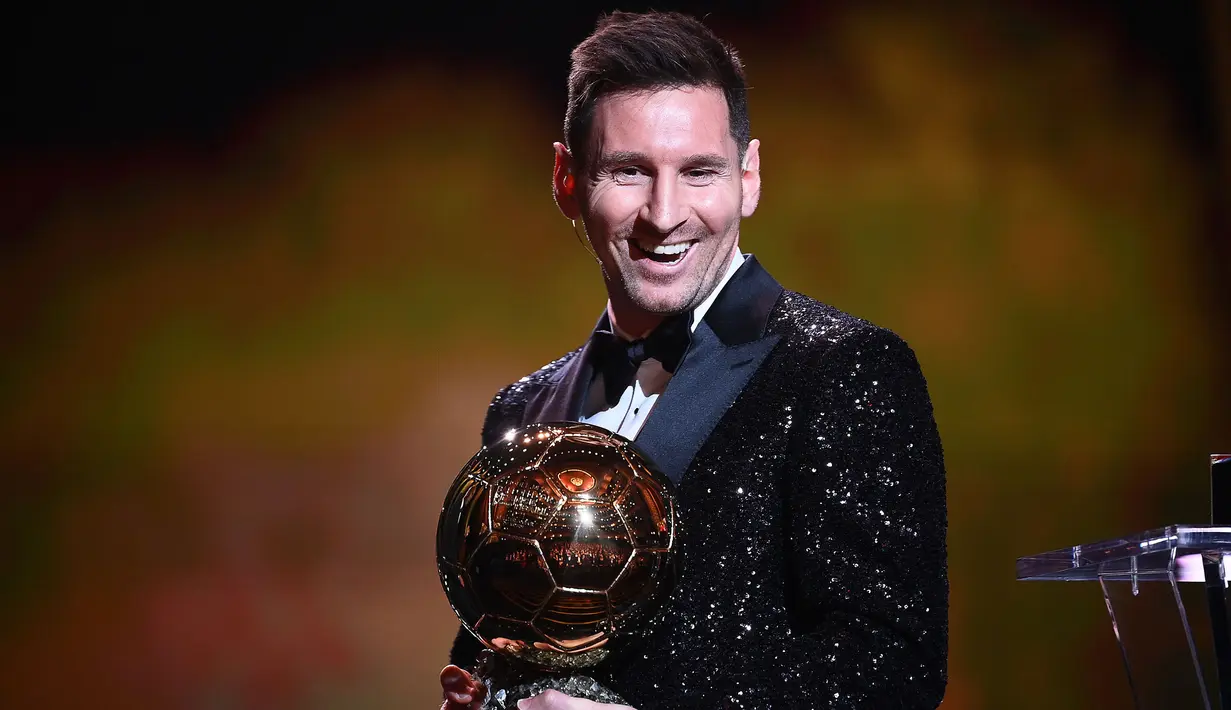 Terbaru, Lionel Messi mampu meraih penghargaan Ballon d'Or yang ketujuhnya. Ia berhasil memenangkan persaingan ketat dengan Robert Lewandowski dan Jorginho. Hal tersebut menobatkan dirinya menjadi pemain dengan jumlah penghargaan Ballon d'Or terbanyak di dunia. (AFP/Franck Fife)