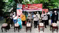 Polri menggelar bakti sosial di Panti Jompo Kasih Sayang dan beberapa Yayasan Panti Asuhan di daerah Bekasi, Jawa Barat, dalam rangka Menyambut Hari Ulang Tahun Bhayangkara ke-75, Sabtu (26/6/2021). (Ist)