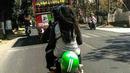 Helm itu dipakai ya, guys. Bukan dicantelin begini doang. (Source: Instagram.com/@dramaojol.id)