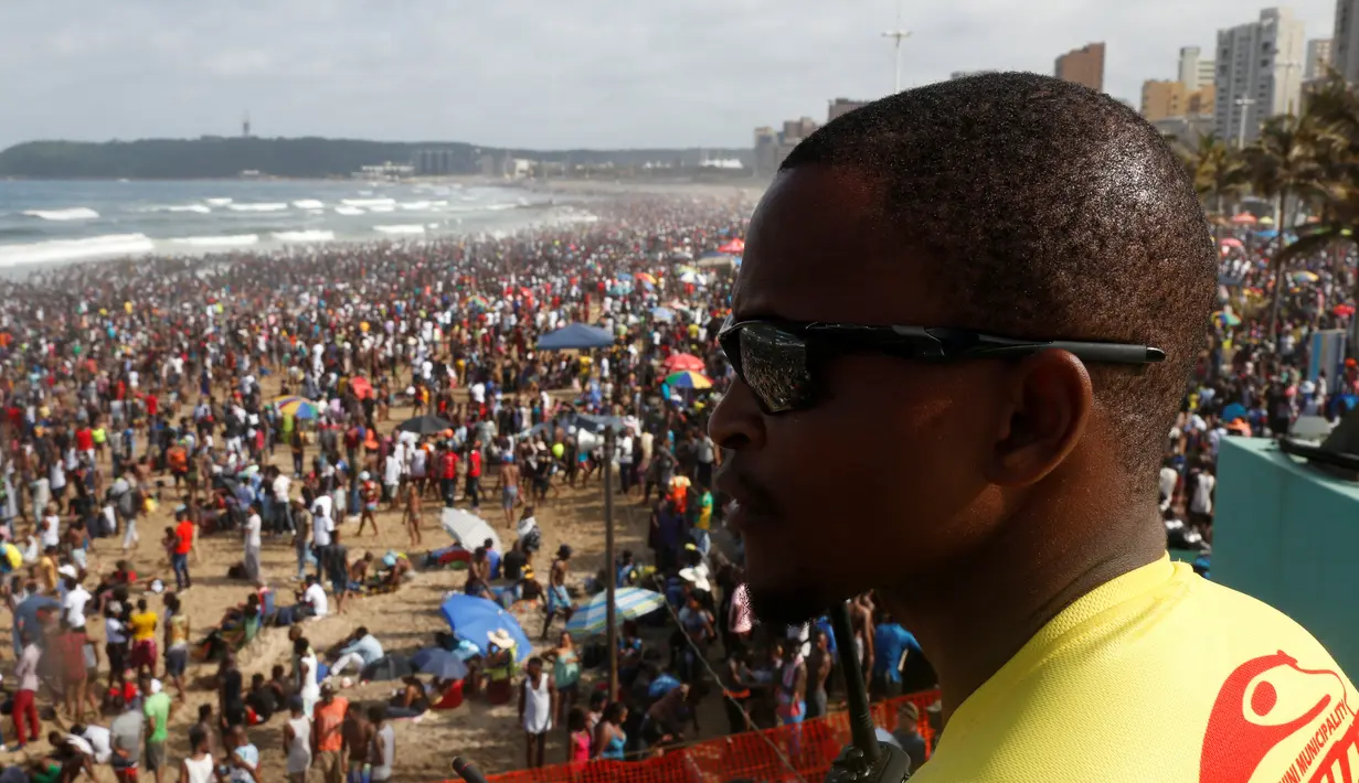 Penjaga pantai mengamati keadaan sekitar lokasi sebuah pantai yang dipadati oleh pengunjung di Durban, Afrika Selatan (1/1). (REUTERS/Rogan Ward)