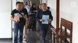 Mantan Hakim Mahkamah Konstitusi, Patrialis Akbar (kanan) bersiap mengikuti sidang permohonan PK ke MA di Pengadilan Negeri Jakarta Pusat, Kamis (8/11).Sebelumnya, Patrialis Akbar divonis 8 tahun penjara. (Liputan6.com/Helmi Fithriansyah)