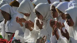Zikir dan doa bersama tersebut dilakukan untuk memperingati Tahun Baru Islam 1 Muharram 1445 Hijriah. (merdeka.com/Arie Basuki)