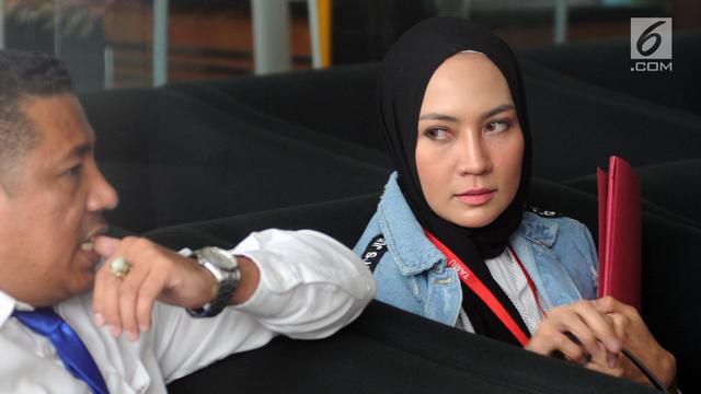 Sempat Mangkir, Model Cantik Steffy Burase Sambangi KPK