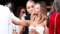 Aktris Karrueche Tran (kanan) dan Jasmine Sanders berfoto selfie saat menghadiri Los Angeles Fashion Awards 2016 di Sunset Tower Hotel, West Hollywood, California, Minggu (20/3) malam. (Rich Polk/Getty Images for The Daily Front Row/AFP)