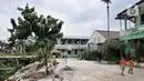 Siswa berjalan dekat lokasi tanah longsor di depan Gedung SDIT An-Najah, Kecamatan Cipayung, Kota Depok, Jawa Barat, Selasa (18/2/2020). Longsor di bantaran Kali Baru tersebut terjadi akibat terkikis hujan deras yang melanda pada awal tahun 2020 lalu. (merdeka.com/Iqbal Nugroho)