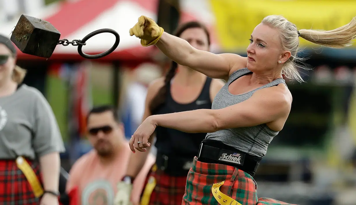 Dee Dee Arbutina melempar beban saat mengikuti Grandfather Mountain Highland Games ke-64 di MacRae Meadows, Linville, North Carolina, AS, Jumat (12/7/2019). Kejuaraan ini digelar untuk merayakan sejarah dan budaya Skotlandia. (AP Photo/Chuck Burton)