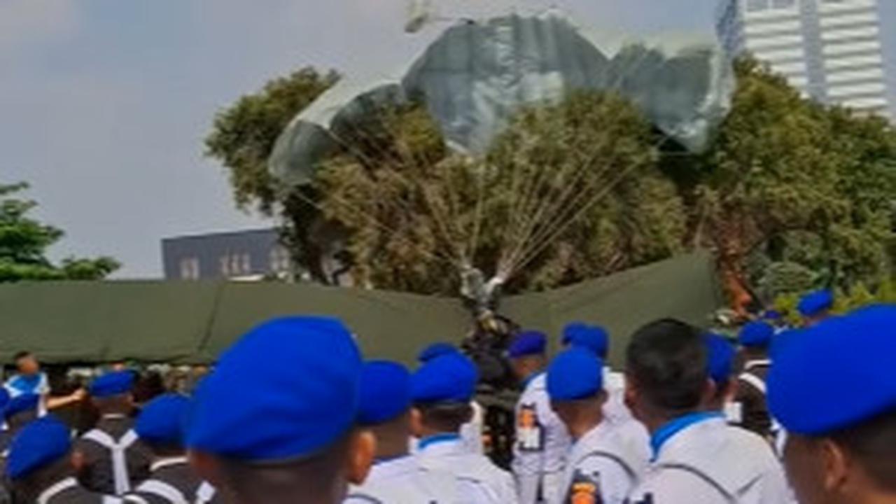 Prajurit Penerjun Payung Nyungsep Nabrak Barak Persiapan HUT TNI