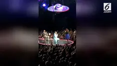 Katy Perry bantu penggemarnya yang ingin nyatakan cinta pada sang pasangan saat konser di Auckland, Selandia Baru.