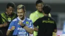 Pesilat peraih emas Asian Games, Hanifan Yudani Kusumah, memimpin viking clap usai Persib Bandung mengalahkan Arema FC pada laga Liga 1 di Stadion GBLA, Jawa Barat, Kamis (13/9/2018). Persib menang 2-0 atas Arema FC. (Bola.com/M Iqbal Ichsan)