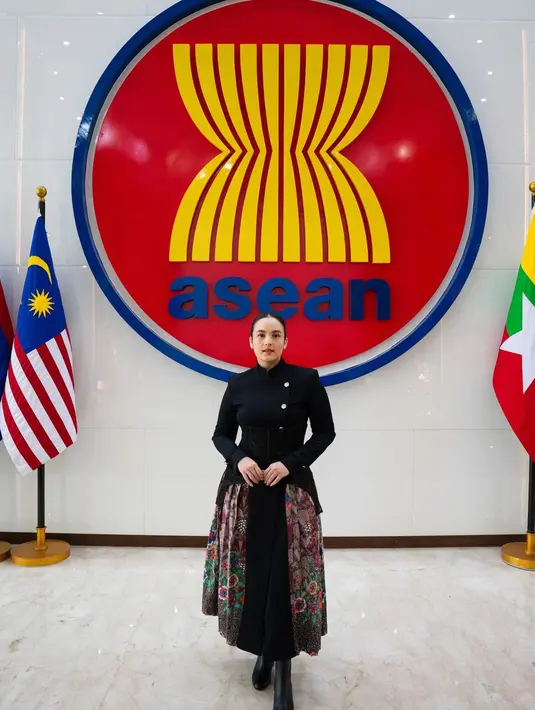 Melalui beberapa unggahan foto Wilsen Willim, terlihat Chelsea Islan bergaya maskulin mengenakan batik coat dress yang memiliki siluet desain khas sang desainer. [Foto: Instagram/wilsenwillimofficial]