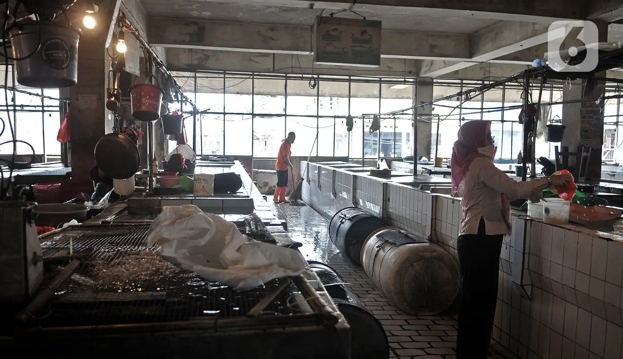 Aktivitas perdagangan saat pemberlakukan ganjil genap pasar tradisional di Jakarta, Senin (15/6/2020). PD Pasar Jaya mulai hari ini memberlakukan penerapan ganjil genap di pasar tradisional mengikuti kebijakan Pemprov DKI untuk mengurangi potensi penyebaran Covid-19. (merdeka.com/Iqbal S. Nugroho)