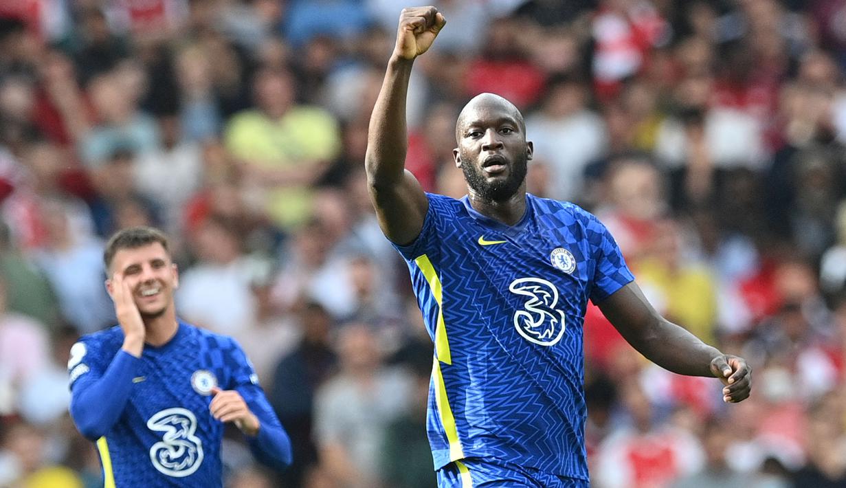 Romelu Lukaku sukses menjalani debut keduanya bersama Chelsea dengan mencetak gol pembuka kala menghadapi Arsenal di pekan kedua Liga Inggris 2021/2022. Sebelum berkarier di beberapa klub Liga Inggris dan Liga Italia, Lukaku pernah bermain di Chelsea pada 2011 hingga 2014. (Foto: AFP/Justin Tallis)