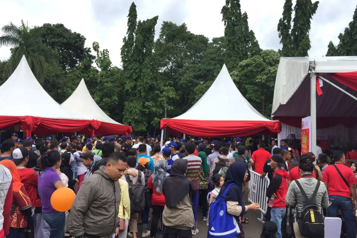 Antrian Pemohon Paspor Elektronik di Festival Imigrasi 2018 (Liputan6.com/Lizsa Egeham)