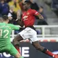 Gelandang Manchester United, Paul Pogba, berusaha melewati kiper Newcastle, Martin Dubravka, pada laga Premier League di Stadion St James Park, Newcastle, Rabu (2/1). Newcastle kalah 0-2 dari MU. (AP/Owen Humphreys)