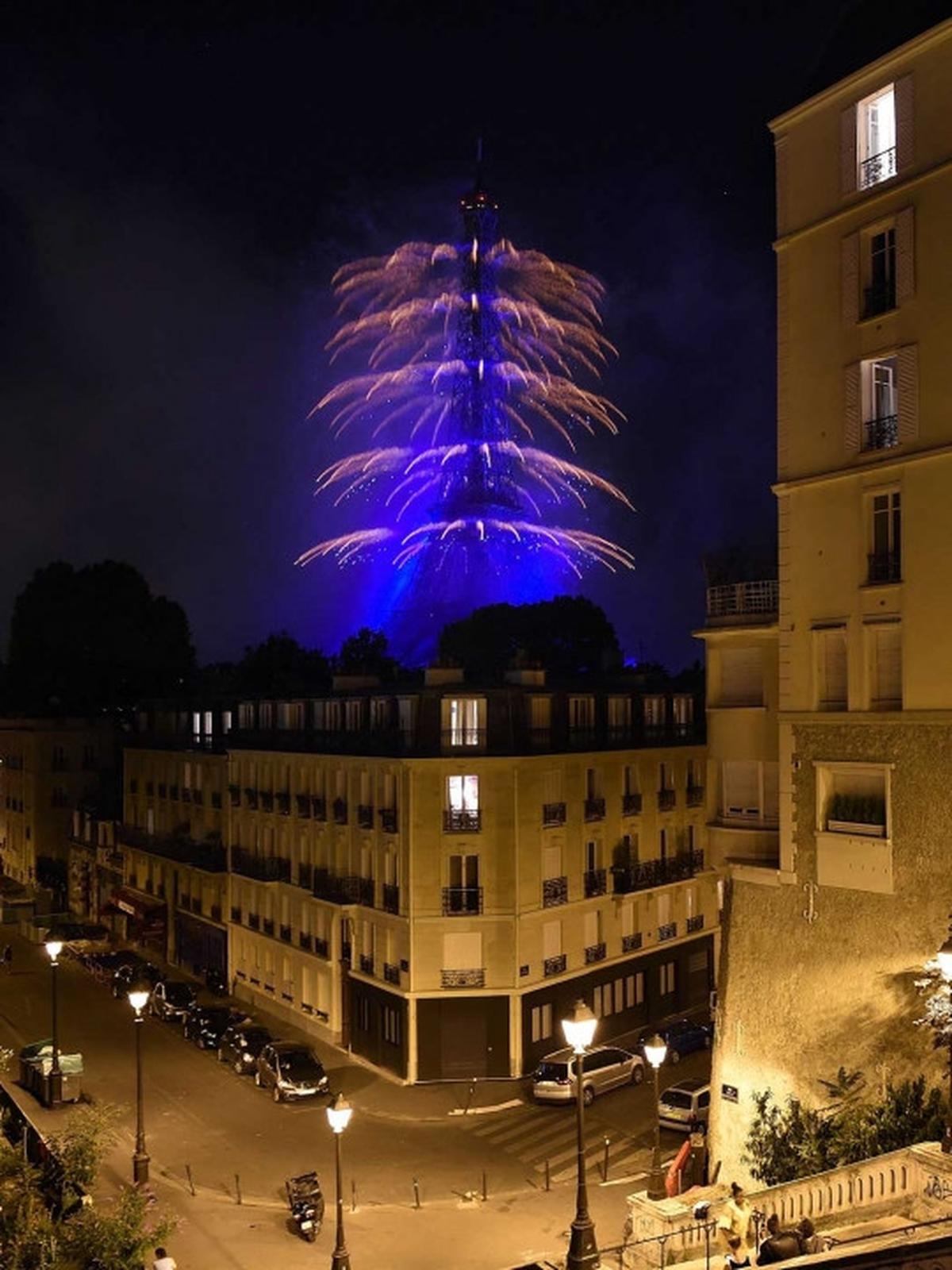 Rayakan Hari Bastille, Menara Eiffel terang benderang