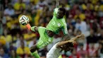 Juwon Oshaniwa (kiri) mencoba merebut bola atas dari Reza Ghoochannejhad (Iran) di babak penyisihan Piala Dunia Grup F, Baixada Arena, Brasil, (17/6/2014). (REUTERS/Henry Romero)