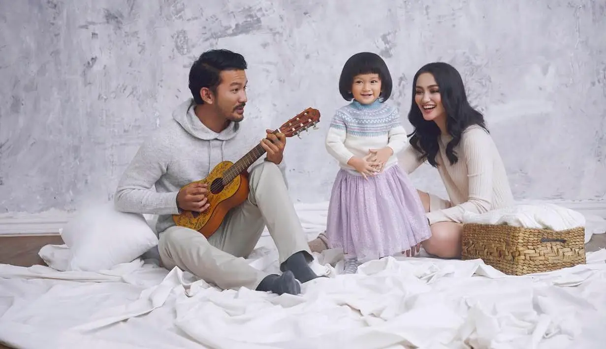 Rio Dewanto dan Atiqah Hasiholan