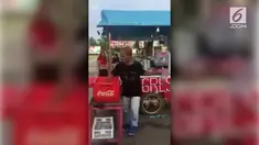 Bak Bartender, seorang penjual minuman dingin di Palangka Raya menjajakan dagangannya dengan atraksi unik yang menyita perhatian warga.