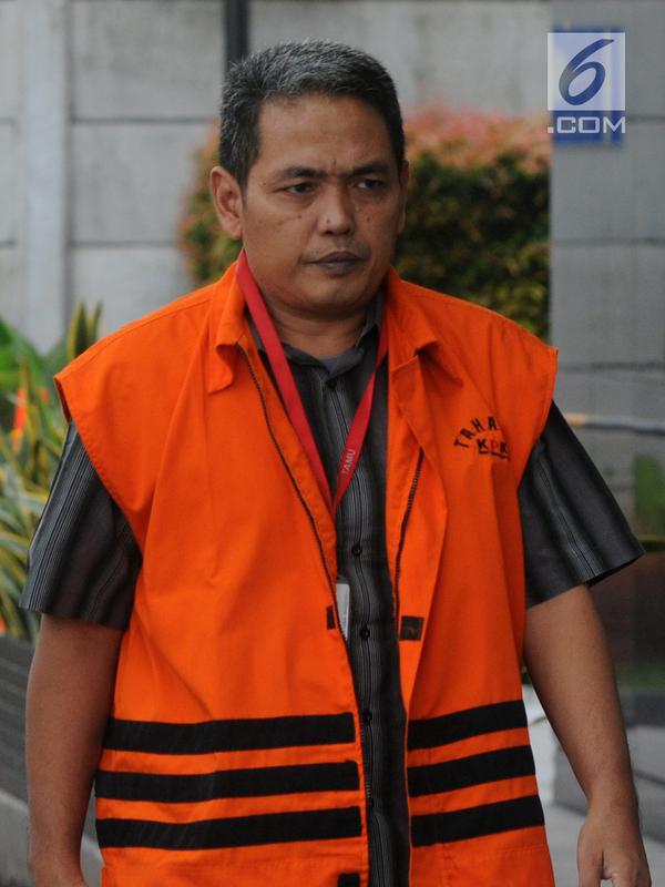 Plh Kadis PU Kota Pasuruan Dwi Fitri Nurcahyo tiba di Gedung KPK, Jakarta, Jumat (16/11). Dwi akan menjalani pemeriksaan lanjutan oleh penyidik KPK. (Merdeka.com/Dwi Narwoko)