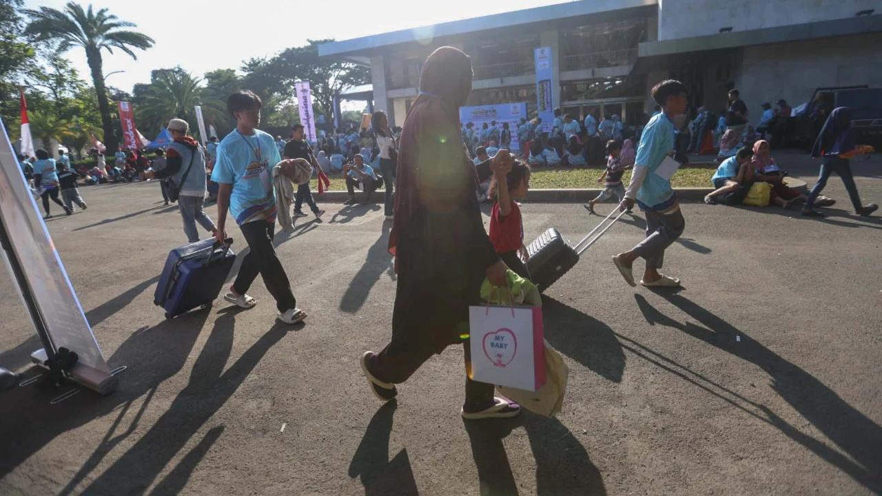 FOTO: Ribuan Pemudik Berangkat dari Masjid Istiqlal Melalui Program Mudik Gratis