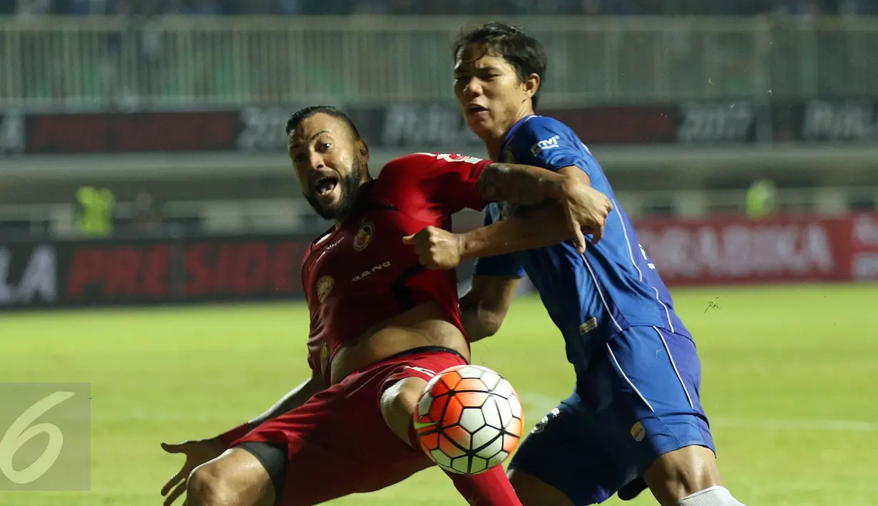 Bek Persib, Achmad Jufriyanto (kanan) menahan pergerakan pemain Semen Padang, Marcel Sacramento saat laga perebutan tempat ketiga Piala Presiden 2017 di Stadion Pakansari, Kab Bogor, Sabtu (11/3). Persib menang 1-0. (Liputan6.com/Helmi Fithriansyah) 