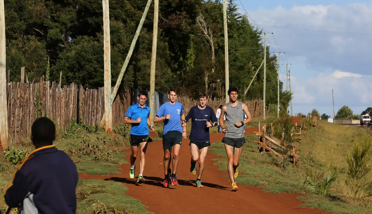 Sejumlah atlet asing berlatih menjadi atlet lari di Iten, dekat kota Eldoret, Kenya barat, (20/3). Di Inten Home ini banyak melahirkan atlet asing yang sukses dalam balap lari, salah satunya adala Mo Farah. (REUTERS/ Siegfried Modola)