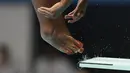 Tato logo Olimpiade di kaki Jennifer Abel dari Kanada terlihat saat bertanding dalam final loncatan 3m putri pada Olimpiade Musim Panas 2020 di Tokyo Aquatics Center di Tokyo, Jepang (1/8/2021). (AP Photo/Dmitri Lovetsky)
