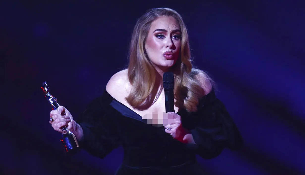 Adele menerima penghargaan Artist of the Year pada BRIT Awards 2022 di London, Inggris, 8 Februari 2022. Dalam kategori Artist of the Year pada BRIT Awards 2022, Adele mengalahkan sejumlah nama lain seperti Dave, Ed Sheeran, Little Simz, Coldplay, dan Sam Fender. (Photo by Joel C Ryan/Invision/AP)