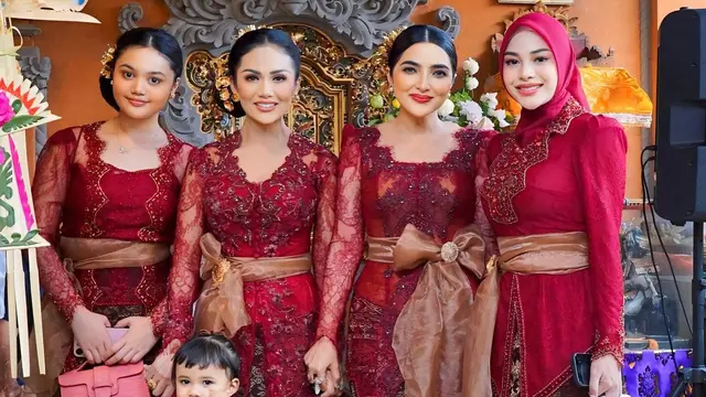 Aurel Hermansyah Pakai Kebaya Bali Hijab (Foto: Instagram @krisdayantilemos)