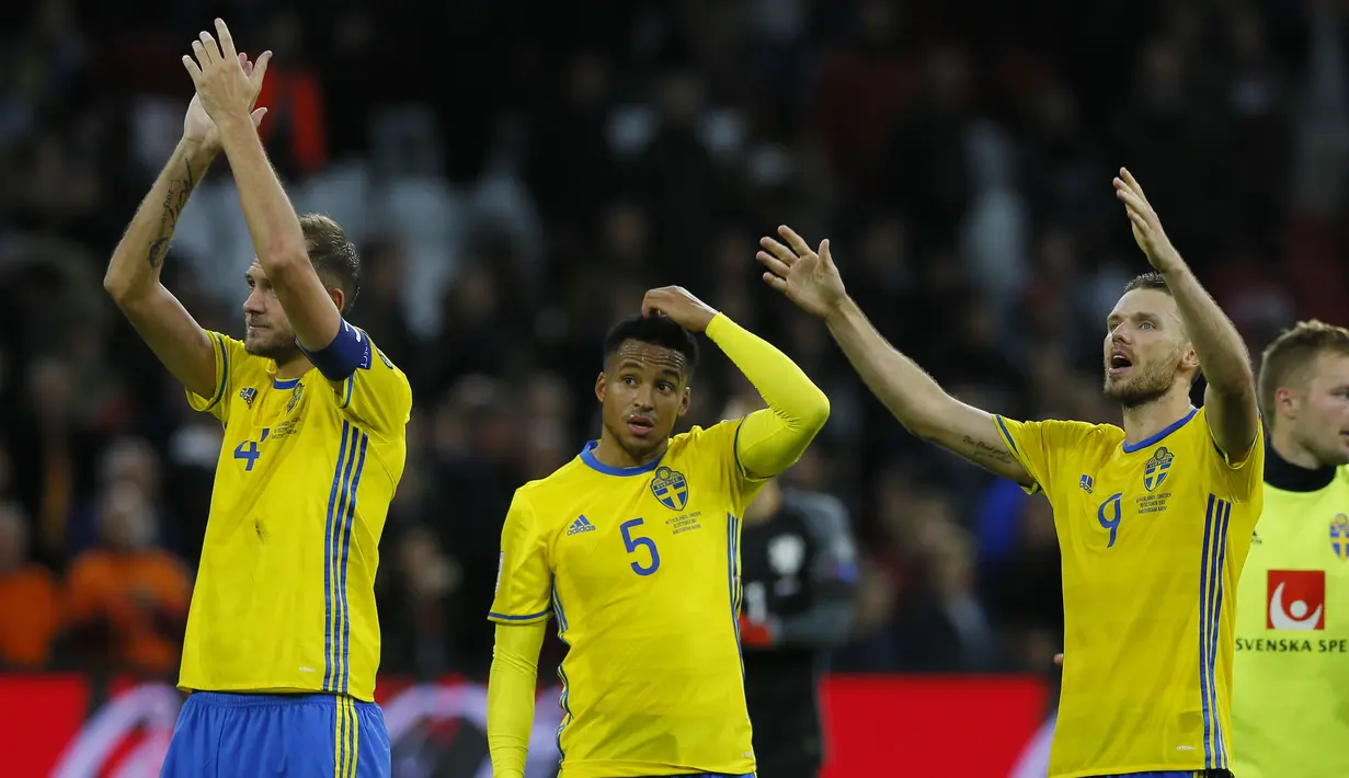 Para pemain Swedia memberikan salam kepada fans usai melawan Belanda pada kualifikasi Piala Dunia 2018 grup A di Amsterdam Arena, Amsterdam (10/10/2017). Meski kalah Swedia tetap mengikuti playoff sebagai peringkat kedua klasemen. (AP/Peter Dejong)